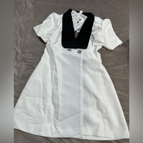 Elegant White Dress with Black Accent - Picture 3 of 4